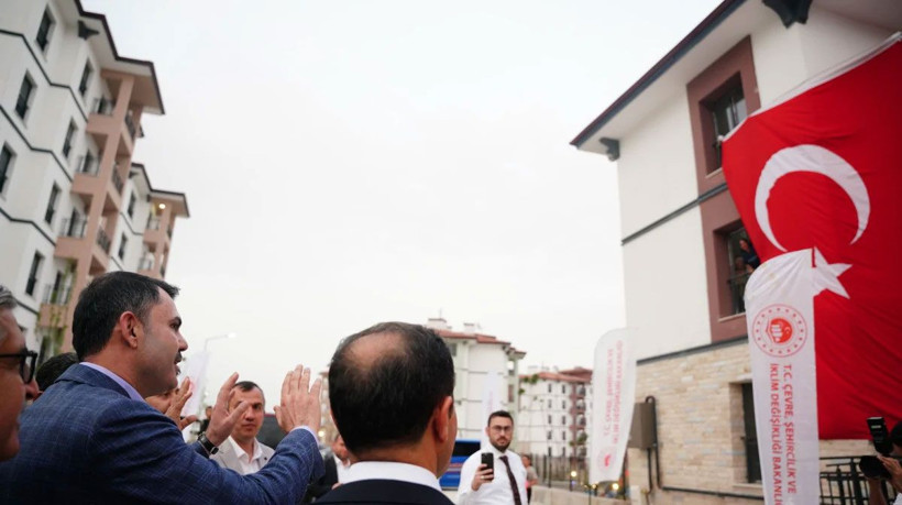 Deprem bölgesinde konutlar yükseliyor: Murat Kurum depremzede aileye misafir oldu - Resim: 1