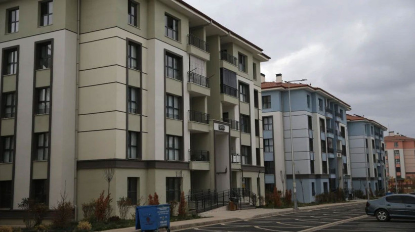 Deprem bölgesinde konutlar yükseliyor: Murat Kurum depremzede aileye misafir oldu - Resim: 2