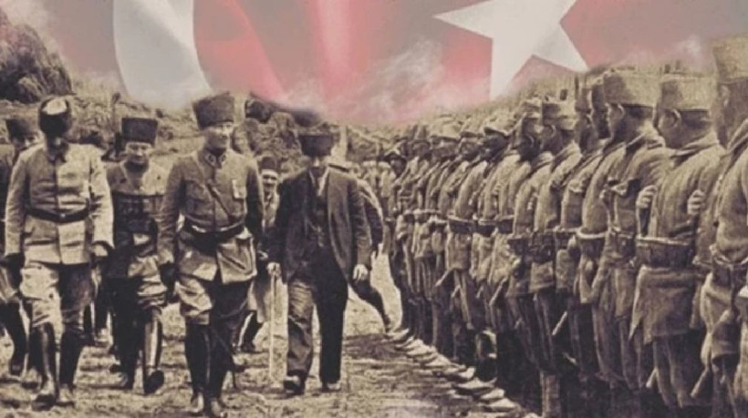 Ünlü isimler Zafer Bayramı coşkusu yaşıyor! Kutlama mesajları yağdı... - Resim: 1