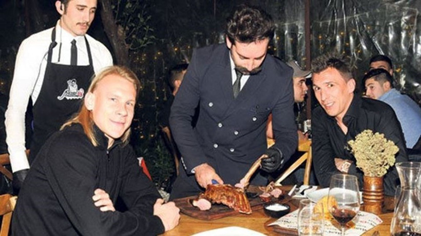 Mario Mandzukic İstanbul'a ayağını bastı soluğu Nusret'te aldı - Resim: 2