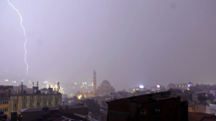 İstanbul'da kuvvetli fırtına ve sağanak etkili oldu ağaçlar devrildi yollar göle döndü - Resim: 4