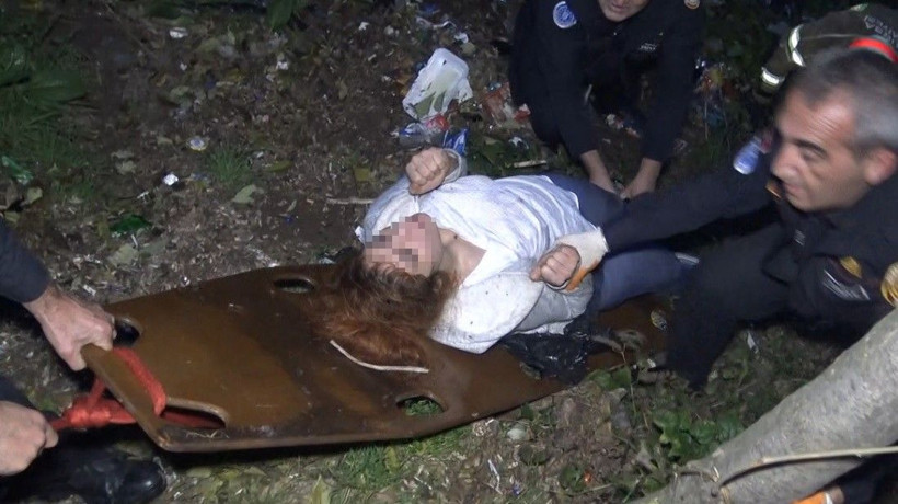 Uçuruma yuvarlanan kadın cep telefonu bulunmadan kurtarılmak istemedi - Resim: 1