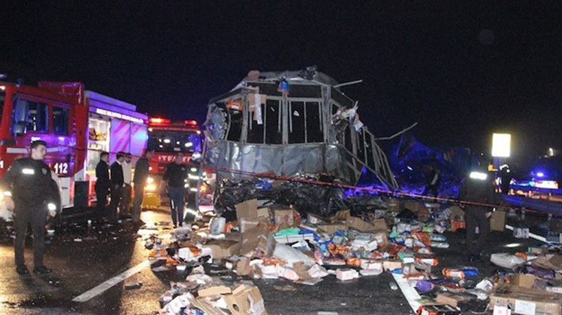 Düzce'de otobüs TIR’la çarpıştı facia yaşandı:: 2 ölü 35 yaralı - Resim: 4