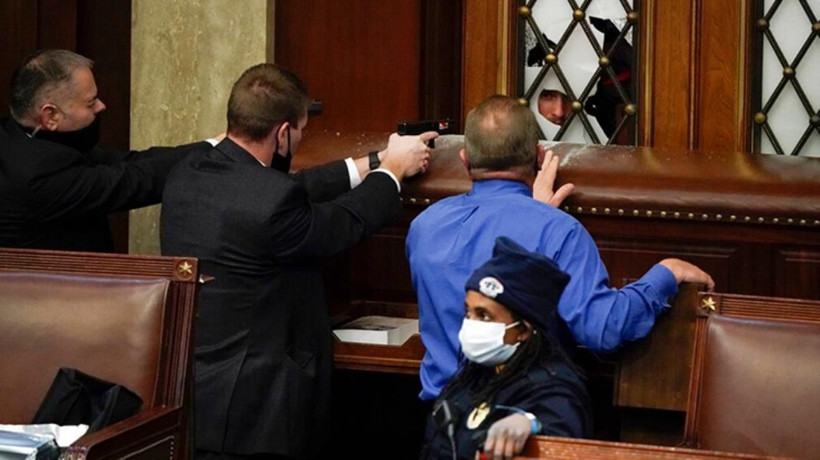 Amerika karıştı! Donald Trump'ın destekçileri kongre binasını bastı - Resim: 1