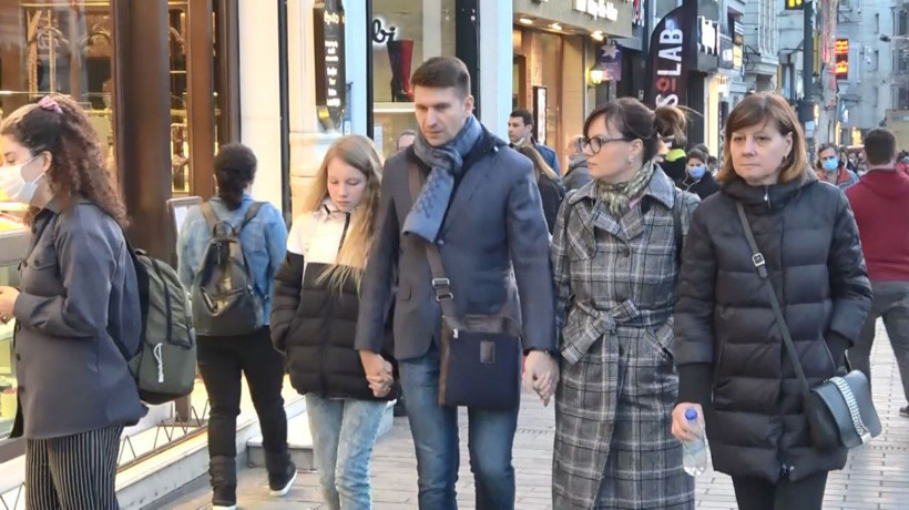 Kısıtlamaların esnetilmesi sonrasında İstiklal caddesinde insan seli - Resim: 1