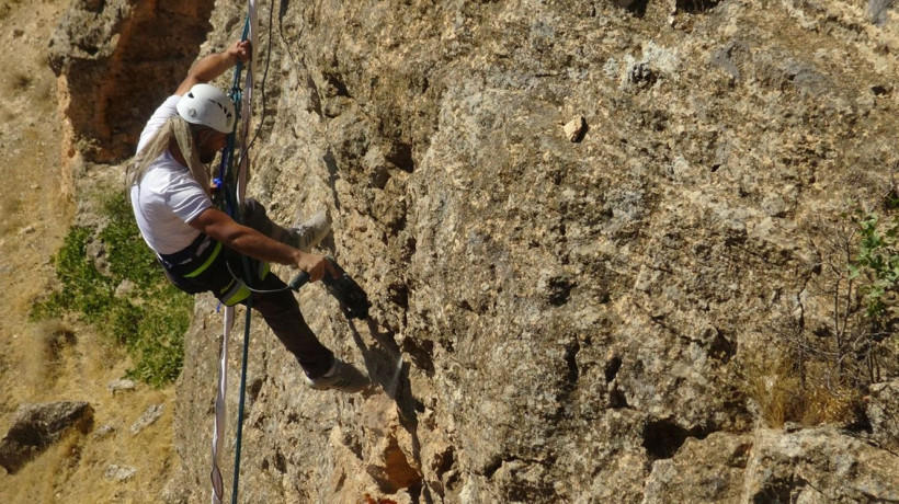Batman'da tehlikeye aldırmadan uçurumlardan kaya balı topluyorlar - Resim: 2