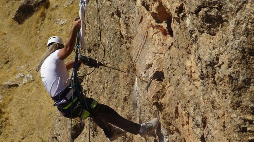 Batman'da tehlikeye aldırmadan uçurumlardan kaya balı topluyorlar - Resim: 3