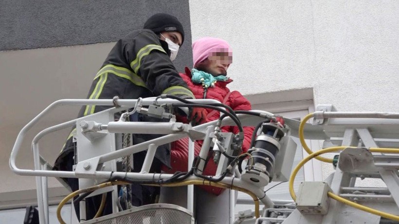 Aksaray'da sevgilisinin 2 hafta boyunca rezidansa kilitlediği kadını polis ve itfaiye kurtardı! Evini de yakmış - Resim: 2