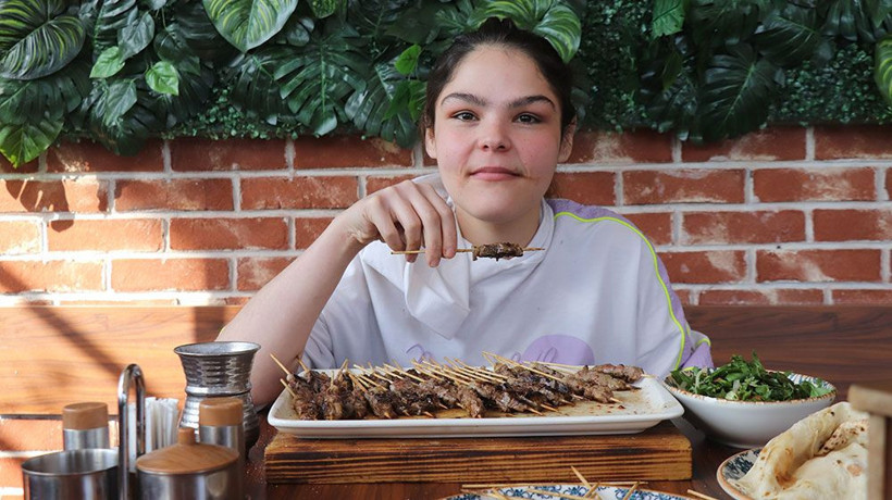 Denizli'de gelin balayına gitmek yerine 255 adet çöp şiş yiyip 26 bin lira kazandı - Resim: 1