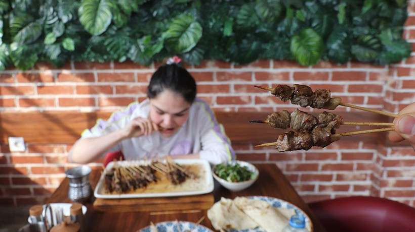 Denizli'de gelin balayına gitmek yerine 255 adet çöp şiş yiyip 26 bin lira kazandı - Resim: 2