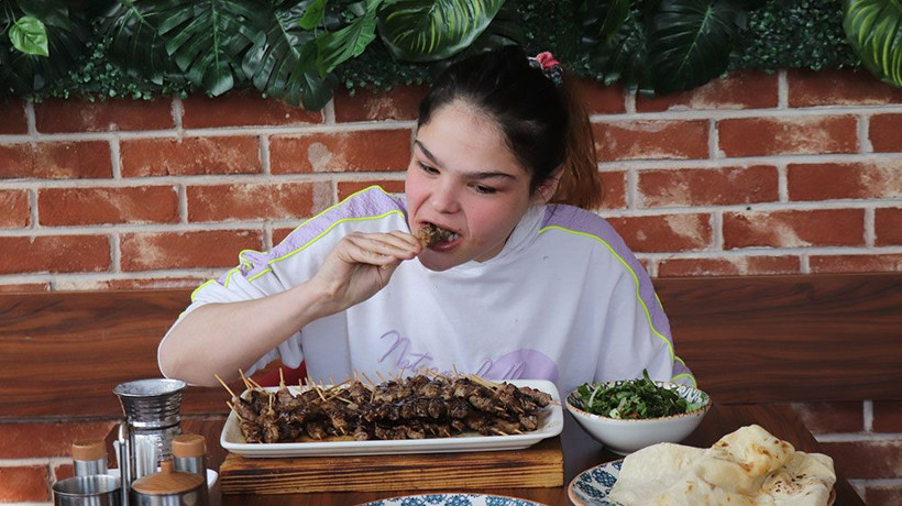 Denizli'de gelin balayına gitmek yerine 255 adet çöp şiş yiyip 26 bin lira kazandı - Resim: 3