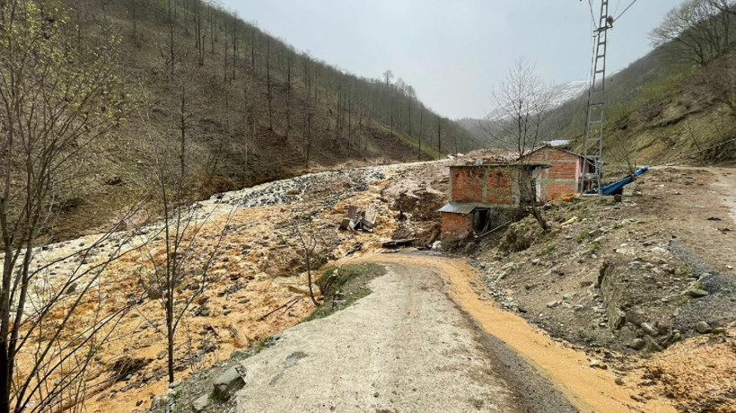 Trabzon'da felaket! Heyelan dere yatağındaki beş binayı yuttu - Resim: 1