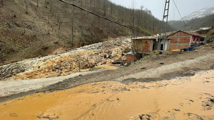 Trabzon'da felaket! Heyelan dere yatağındaki beş binayı yuttu - Resim: 3