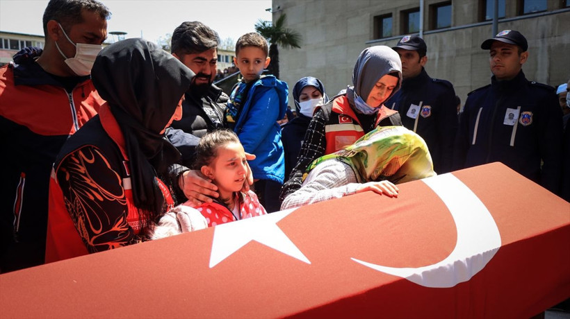 Tabutu 2 bakan omuzladı! Bursa'daki saldırıda şehit olan infaz koruma memuruna son veda: Gözyaşları sel oldu - Resim: 4