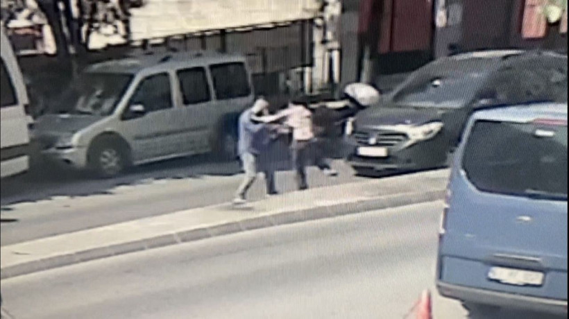 İstanbul'da acayip olay! Engelli gencin telefonunu çalan kadın soyunup yerlere yattı - Resim: 1