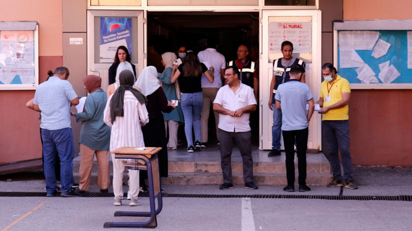 Sızdırılan soruların ardından İptal edilen 2022 KPSS bitti! 1 saat erken geldi bahçede beklerken sınavı kaçırdı - Resim: 1