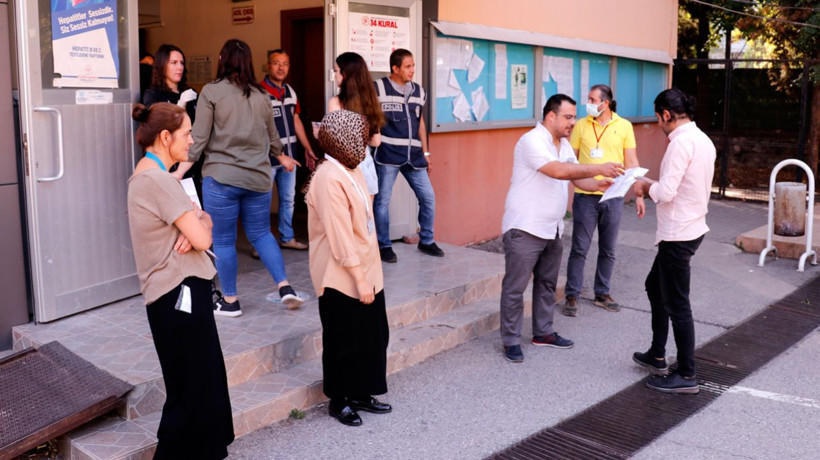 Sızdırılan soruların ardından İptal edilen 2022 KPSS bitti! 1 saat erken geldi bahçede beklerken sınavı kaçırdı - Resim: 2