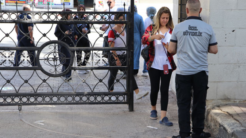 Sızdırılan soruların ardından İptal edilen 2022 KPSS bitti! 1 saat erken geldi bahçede beklerken sınavı kaçırdı - Resim: 3