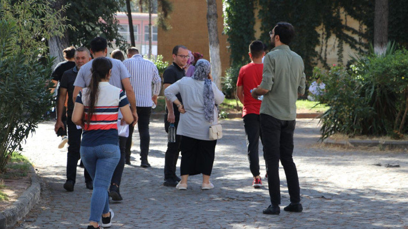 Sızdırılan soruların ardından İptal edilen 2022 KPSS bitti! 1 saat erken geldi bahçede beklerken sınavı kaçırdı - Resim: 4