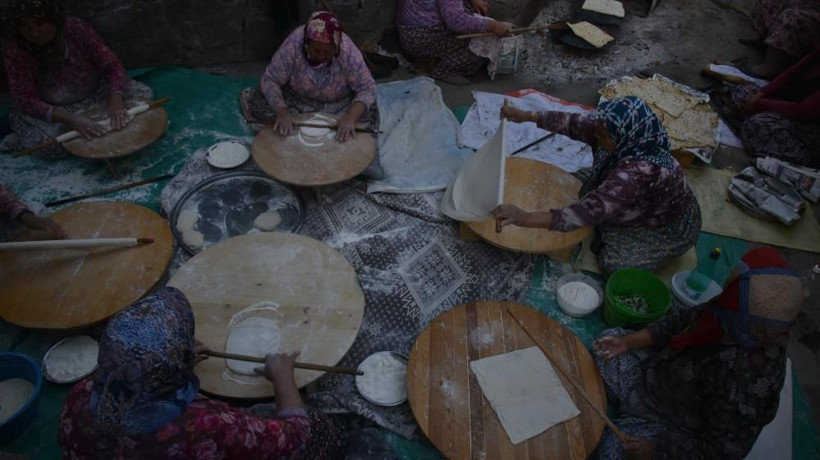Balıkesir'de gelenek devam ediyor: Burada para geçmiyor, her şey imece usulü! - Resim: 3