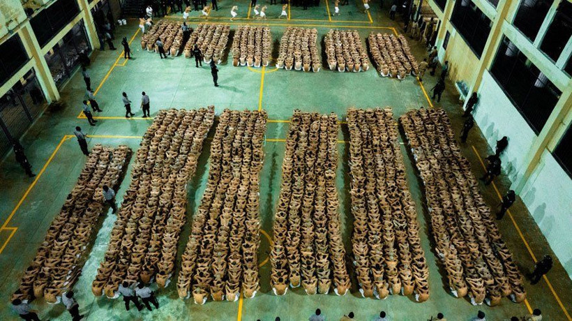 Ülkenin en tehlikeli mahkumları 'Terörizm Hapishanesi'ne böyle götürüldü! Sadece beyaz külotla... - Resim: 1