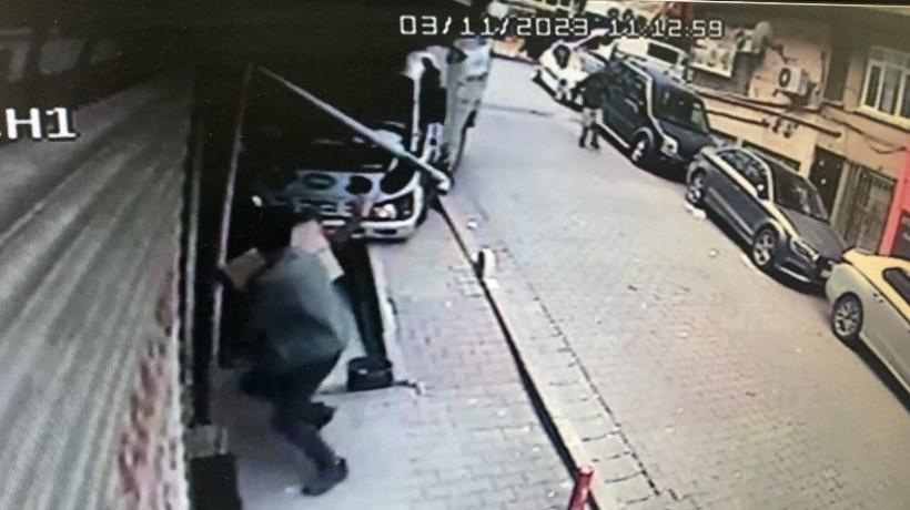 Freni boşalan kamyonet dehşet saçtı: Ölümden kıl payı kurtuldular, o anlar kamerada! - Resim: 1