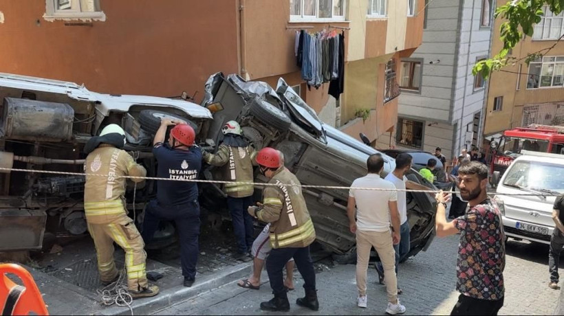 İstanbul’da kamyonet dehşeti: Ortalık savaş alanına döndü, feci kazayı gören eşi sinir krizi geçirdi! - Resim: 4