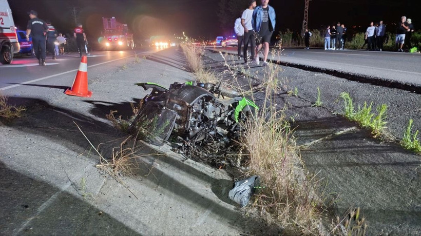 Can alan yarış! Farları yanmayan otomobil dehşet saçtı, motosiklet ikiye bölündü - Resim: 1