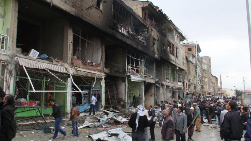 Hakkari'de bomba yüklü araçla saldırı İlçe harabeye döndü - Resim: 4
