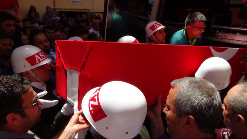 Şehit cenazesinde akılalmaz olay! Her şey bir anda oldu - Resim: 1