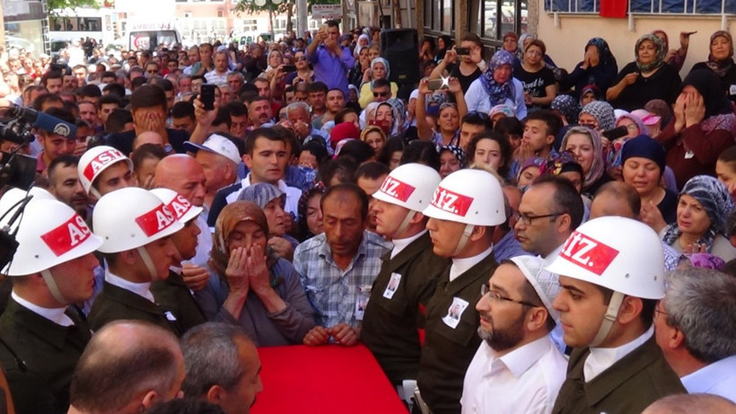 Şehit cenazesinde akılalmaz olay! Her şey bir anda oldu - Resim: 3