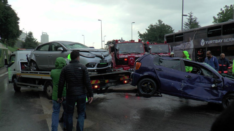 Metrobüs kazası altından çıkan araçlar şoke etti! - Resim: 2