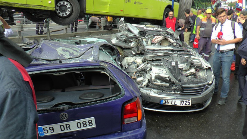 Metrobüs kazası altından çıkan araçlar şoke etti! - Resim: 3