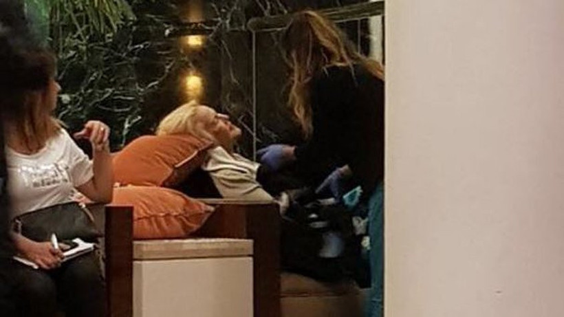 Ünlü isim otel lobisinde fenalaştı! Herkesi korkuttu - Resim: 2