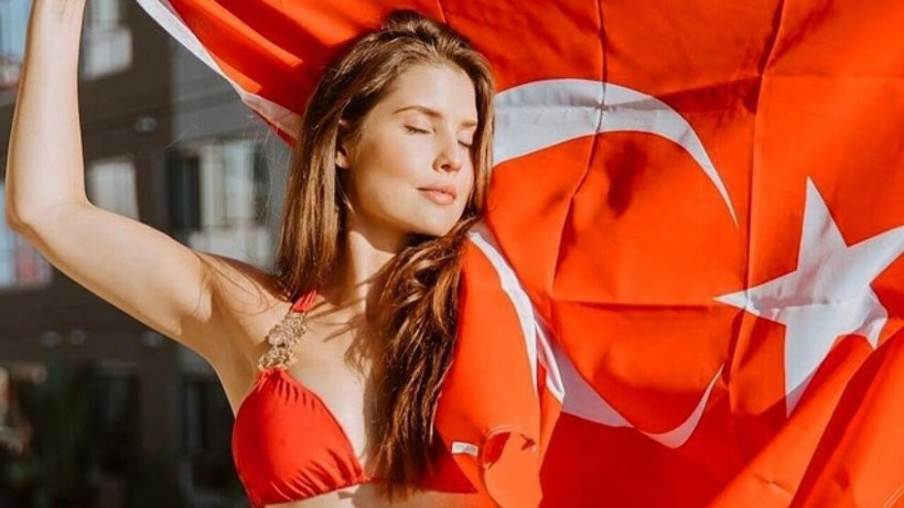 Amanda Cerny’nin Cadılar Bayramı kostümü yürek hoplattı! - Resim: 2