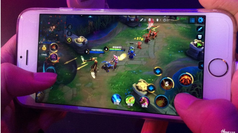 Telefondan oyun oynayan kadın kör oluyordu - Resim: 3