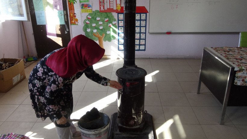 Odun kırıp sobayı yakarak öğrencilerine ders veriyor - Resim: 3