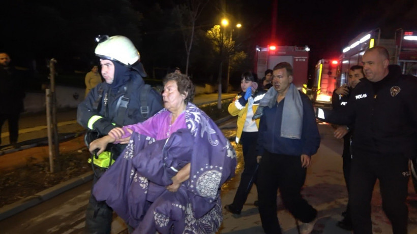 Dumanların arasında kurtarılmayı beklediler - Resim: 1