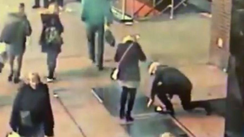 Böyle evlilik teklifi görülmedi! Yüzüğü mazgala düşürünce... - Resim: 1