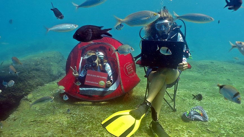 Denizin altında bisiklet sürüp tavla oynadılar - Resim: 3