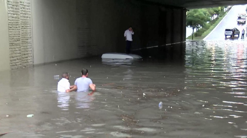 Üsküdar ve Hadımköy sele gitti! İstanbul'da şiddetli yağmur var - Resim: 1