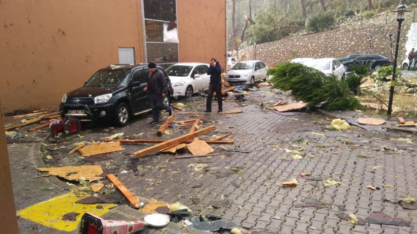 Antalya'da hortum felaketi! Yollar kapandı ağaçlar devrildi ölü ve yaralılar var - Resim: 3