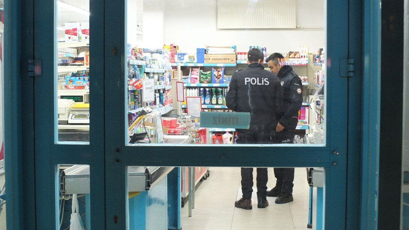 Maltepe'de marketten silahlı soygun: Soyguncu kamerada! - Resim: 1