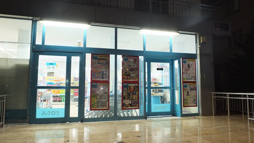 Maltepe'de marketten silahlı soygun: Soyguncu kamerada! - Resim: 2
