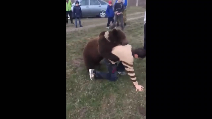 Dağıstanlı çocuk ayı yavrusu böyle güreşti - Resim: 1