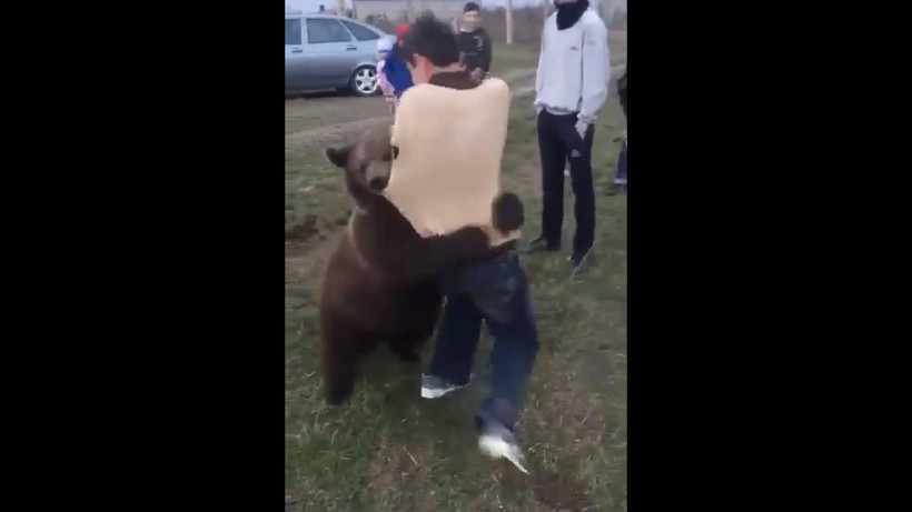 Dağıstanlı çocuk ayı yavrusu böyle güreşti - Resim: 2