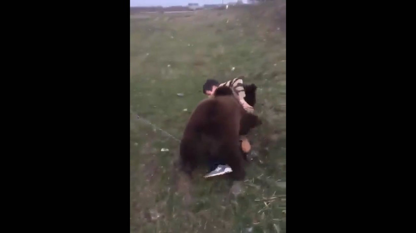 Dağıstanlı çocuk ayı yavrusu böyle güreşti - Resim: 3