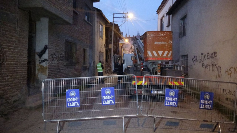 Edremit'teki riskli tarihi Rum evinin bitişiğindeki iki evde tahliye - Resim: 3