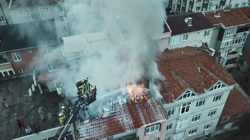 Gaziosmanpaşa'da binanın çatısı alev alev yandı - Resim: 3