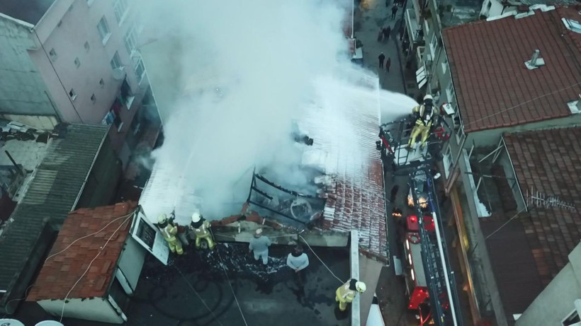 Gaziosmanpaşa'da binanın çatısı alev alev yandı - Resim: 1